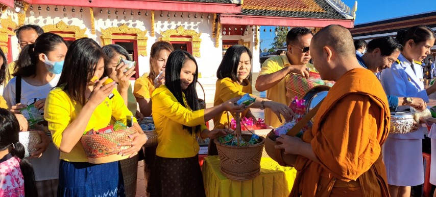 องค์การบริหารส่วนจังหวัดสกลนคร ร่วมพิธีทำบุญตักบาตร วันคล้ายวันพระราชสมภพของพระบาทสมเด็จพระบรมชนกาธิเบศร มหาภูมิพลอดุลยเดชมหาราช บรมนาถบพิตร วันชาติ และวันพ่อแห่งชาติ ประจำปี 2566 ณ วัดพระธาตุเชิงชุมวรวิหาร 