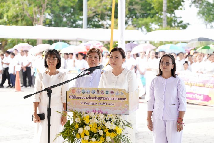 อบจ.สกลนคร ร่วมเปิดขบวนแห่โคมบูชา สืบสานงานเทศกาลวิสาขบูชา ประจำปี 2568