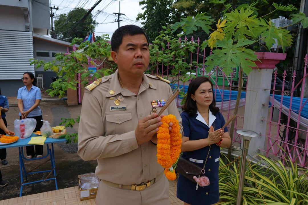 อบจ.สกลนคร ยินดีต้อนรับท่านรองปลัดองค์การบริหารส่วนจังหวัดสกลนคร เข้าสักการะสิ่งศักดิ์สิทธิ์ เพื่อความเป็นสิริมงคลในโอกาสรับตำแหน่งใหม่
