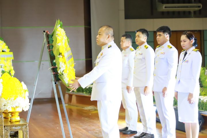 อบจ.สกลนคร ร่วมพิธีวางพวงมาลาและถวายราชสดุดี เนื่องใน “วันนวมินทรมหาราช” ประจำปี 2568
