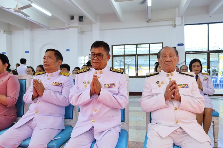 อบจ.สกลนคร ร่วมพิธีสวดพระพุทธมนต์และทำบุญตักบาตรถวายเป็นพระราชกุศล เนื่องในวันปิยมหาราช ประจำปี 2568