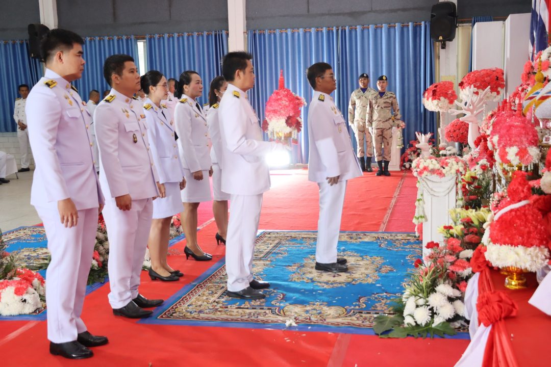 อบจ.สกลนคร ร่วมพิธีวางพานพุ่มถวายราชสักการะ เนื่องในวันสมเด็จพระเจ้าตากสินมหาราช ประจำปี 2568