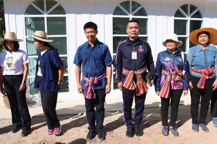 อบจ.สกลนคร ส่งเสริมการอนุรักษ์วัฒนธรรมการลงแขกเกี่ยวข้าว