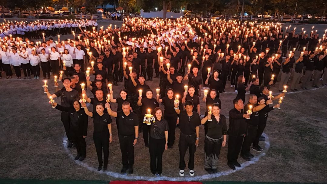 อบจ.สกลนคร ร่วมพิธีแปรอักษรถวายความอาลัยและแสดงความจงรักภักดี