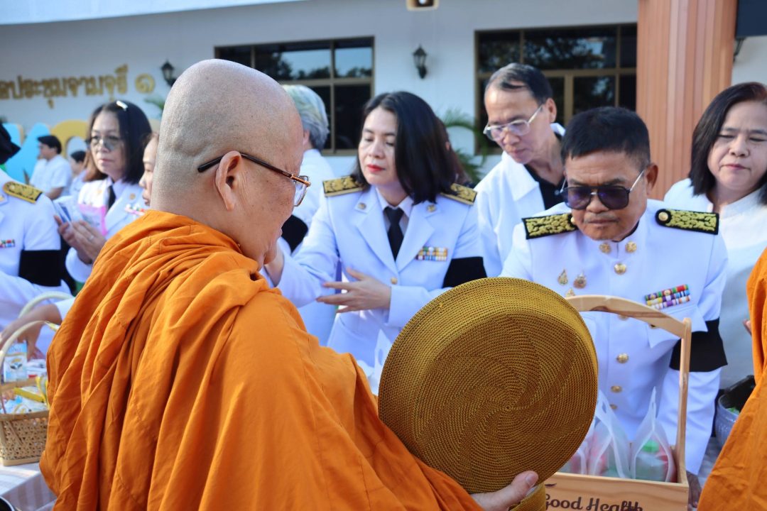 อบจ.สกลนคร ร่วมพิธีทำบุญตักบาตร ถวายพระราชกุศล เนื่องในวันชาติและวันพ่อแห่งชาติ 5 ธันวาคม 2568