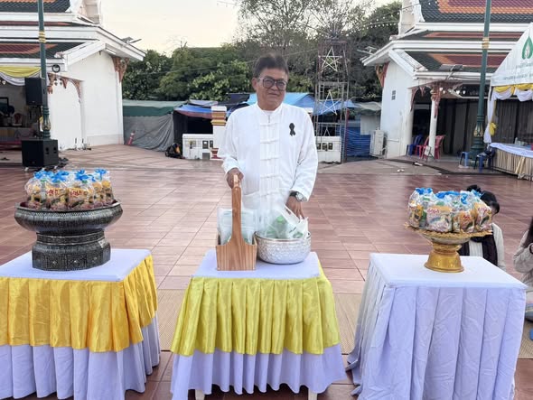 อบจ.สกลนคร ร่วมพิธีทำบุญตักบาตร