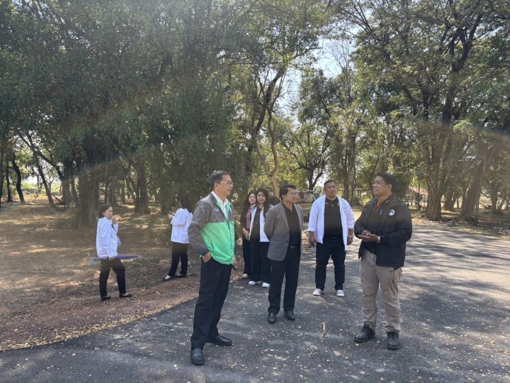 อบจ.สกลนคร ลงพื้นที่ติดตามการกำจัดวัชพืชและผักตบชวา บริเวณดอนขามและดอนลังกา