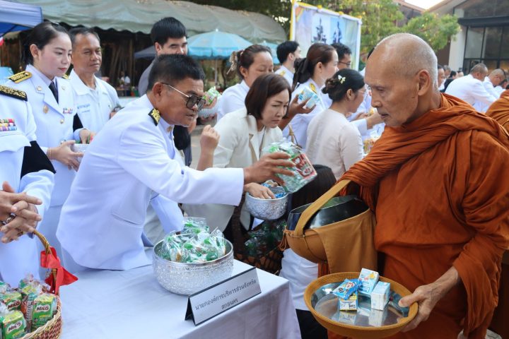 อบจ.สกลนคร ร่วมพิธีตักบาตรถวายเป็นพระราชกุศล เนื่องในวันพ่อขุนรามคำแหงมหาราช ประจำปี 2569