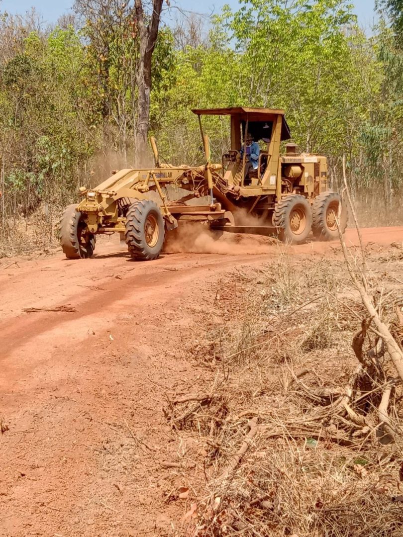 อบจ.สกลนคร สำนักช่างฝ่ายก่อสร้างและซ่อมบำรุง ได้นำเครื่องจักรกลเข้าดำเนินการซ่อมแซมและปรับปรุงถนนลูกรัง