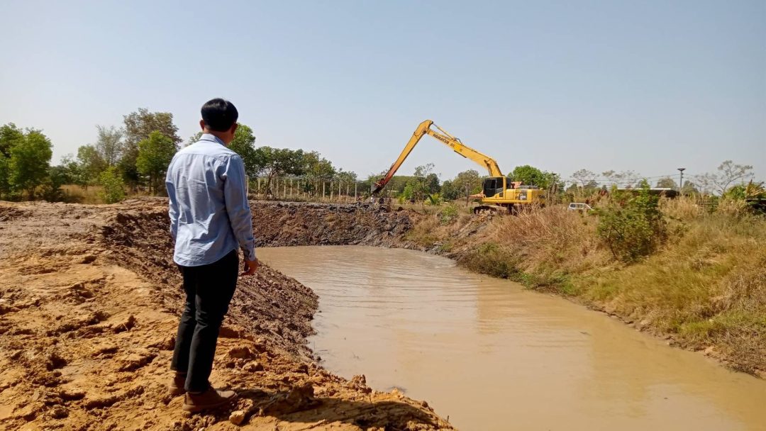 อบจ.สกลนคร ดำเนินการขุดลอกลำห้วยพื้นที่เทศบาลตำบลพังโคน เพิ่มประสิทธิภาพการระบายน้ำ