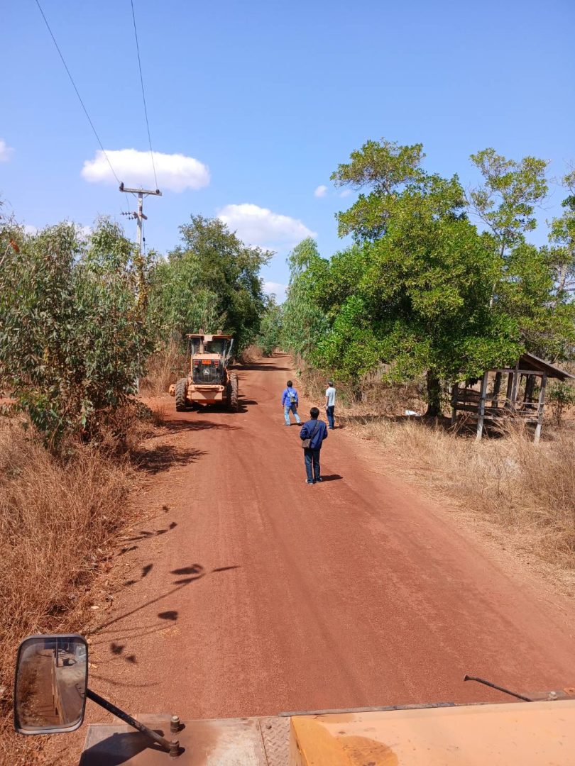 อบจ.สกลนคร ลงพื้นที่ต่อเนื่อง! เร่งซ่อมแซมทางเชื่อมกุดจอดน้อย-โนนสมบูรณ์ ระยะทาง 15 กม. เพื่อการเดินทางที่สะดวกและปลอดภัยของพี่น้องประชาชน