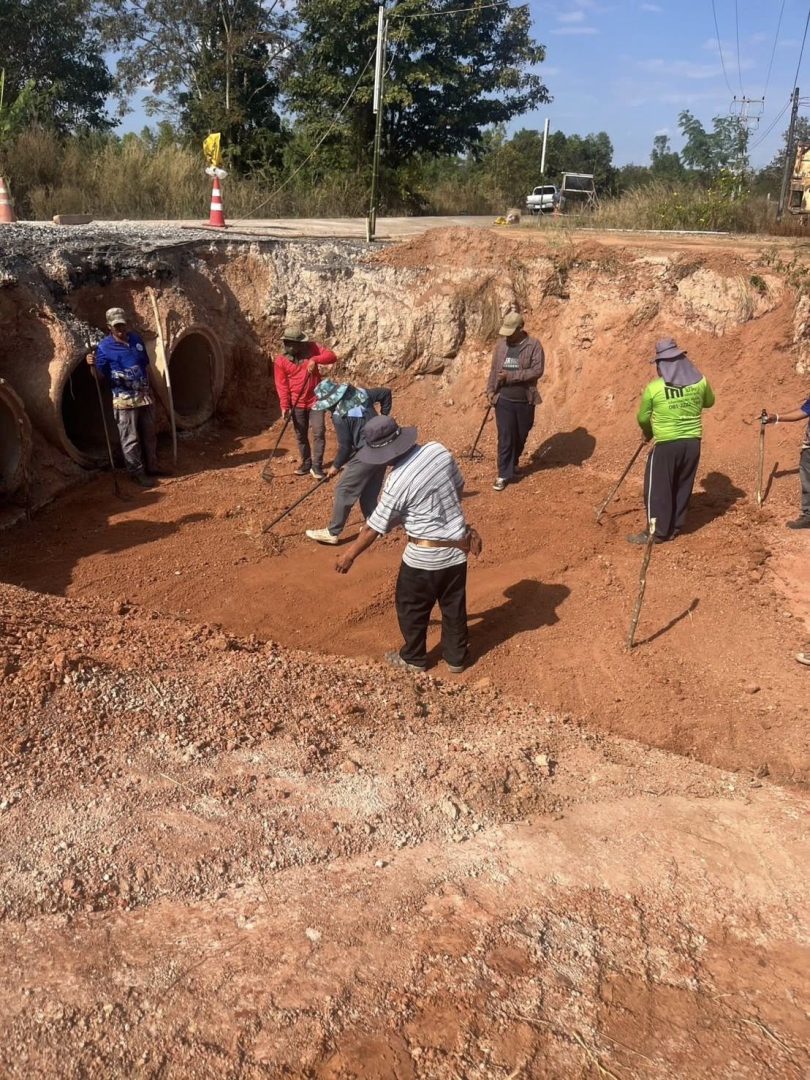 อบจ.สกลนคร ลงพื้นที่ปรับปรุงซ่อมบำรุงถนนและซ่อมท่อลอดถนน สาย สน.4073