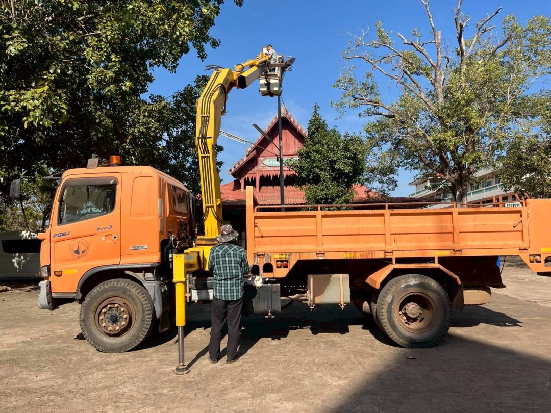 อบจ.สกลนคร เข้าดำเนินการซ่อมแซมระบบไฟฟ้าส่องสว่างและตัดแต่งกิ่งไม้ภายในวัดป่าสุธาวาส