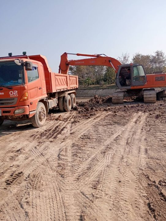 อบจ.สกลนคร เร่งขุดลอกหนองสาธารณะในพื้นที่ตำบลโพนสูง เสริมประสิทธิภาพการกักเก็บน้ำช่วงฤดูแล้ง