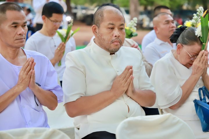 อบจ.สกลนคร ร่วมพิธีสวดมนต์ทำวัตรเย็นและเวียนเทียน เนื่องในวันมาฆบูชา ประจำปี 2569