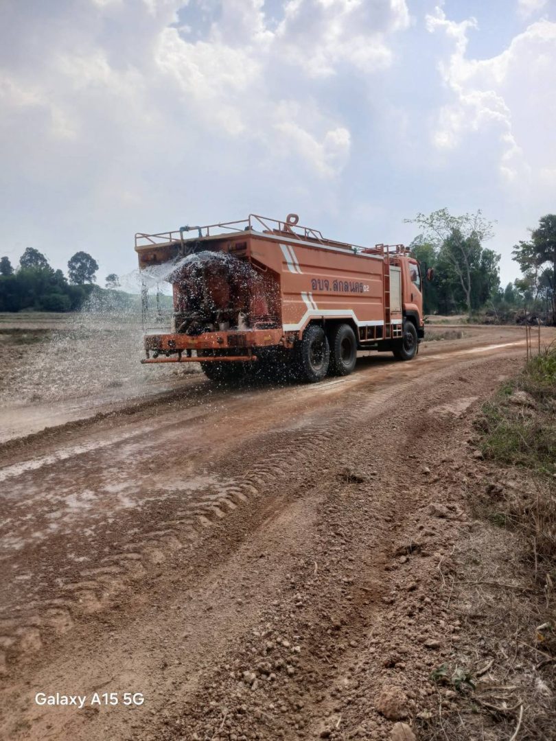 อบจ.สกลนคร ฝ่ายก่อสร้างและซ่อมบำรุง กองช่าง องค์การบริหารส่วนจังหวัดสกลนคร เจ้าหน้าที่พร้อมเครื่องจักรกลหนัก ได้เข้าปฏิบัติงาน ซ่อมแซมถนนลูกรัง