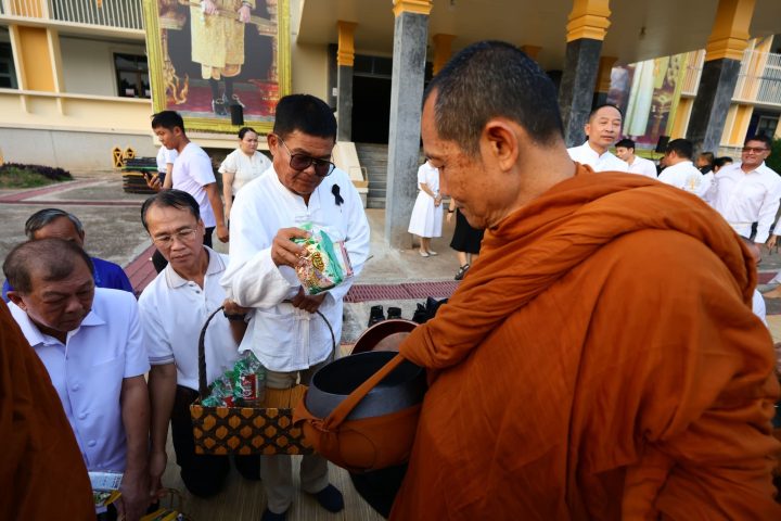อบจ.สกลนคร ข้าราชการ พนักงานสังกัดองค์การบริหารส่วนจังหวัดสกลนคร เข้าร่วม พิธีทำบุญตักบาตรและพิธีถวายภัตตาหารเช้าแด่พระภิกษุสงฆ์