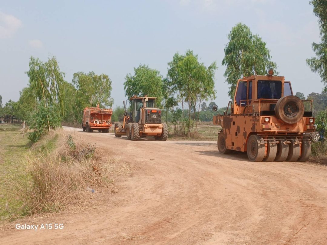 อบจ.สกลนคร นำเครื่องจักรกลเข้าซ่อมบำรุงถนนสายวาริชภูมิ – บ้านขาว ต.หนองลาด อ.วาริชภูมิ