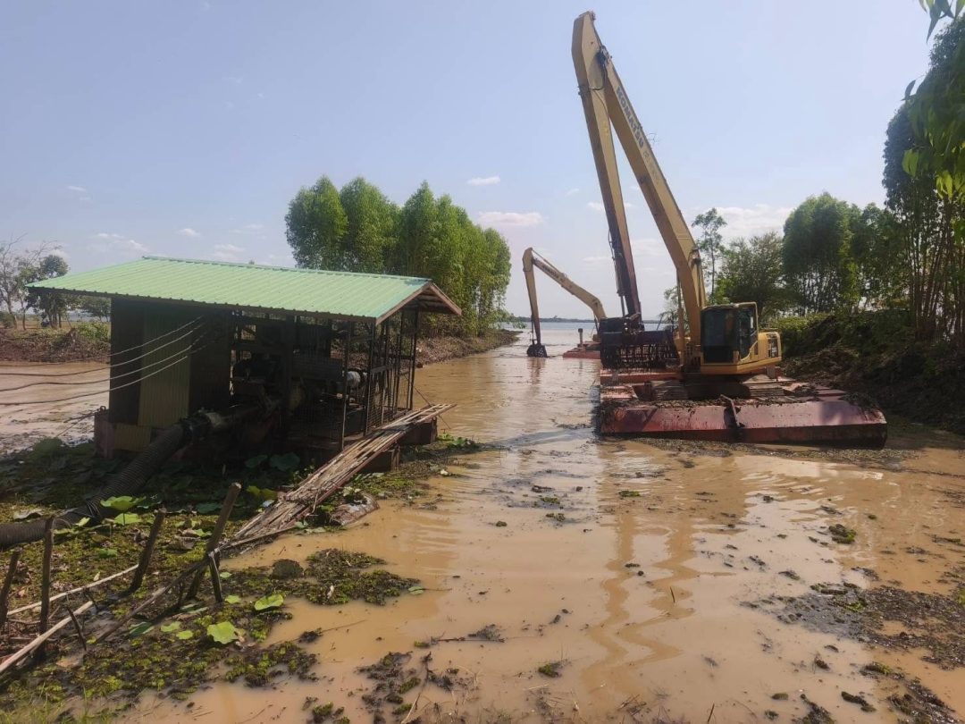 อบจ.สกลนคร นำเครื่องจักรกลออกปฏิบัติงาน ขุดลอกและกำจัดวัชพืช เพื่อเปิดทางระบายน้ำ บริเวณสถานีสูบน้ำในพื้นที่ ได้แก่ สถานีสูบน้ำด้วยไฟฟ้าบ้านแป้นฯ