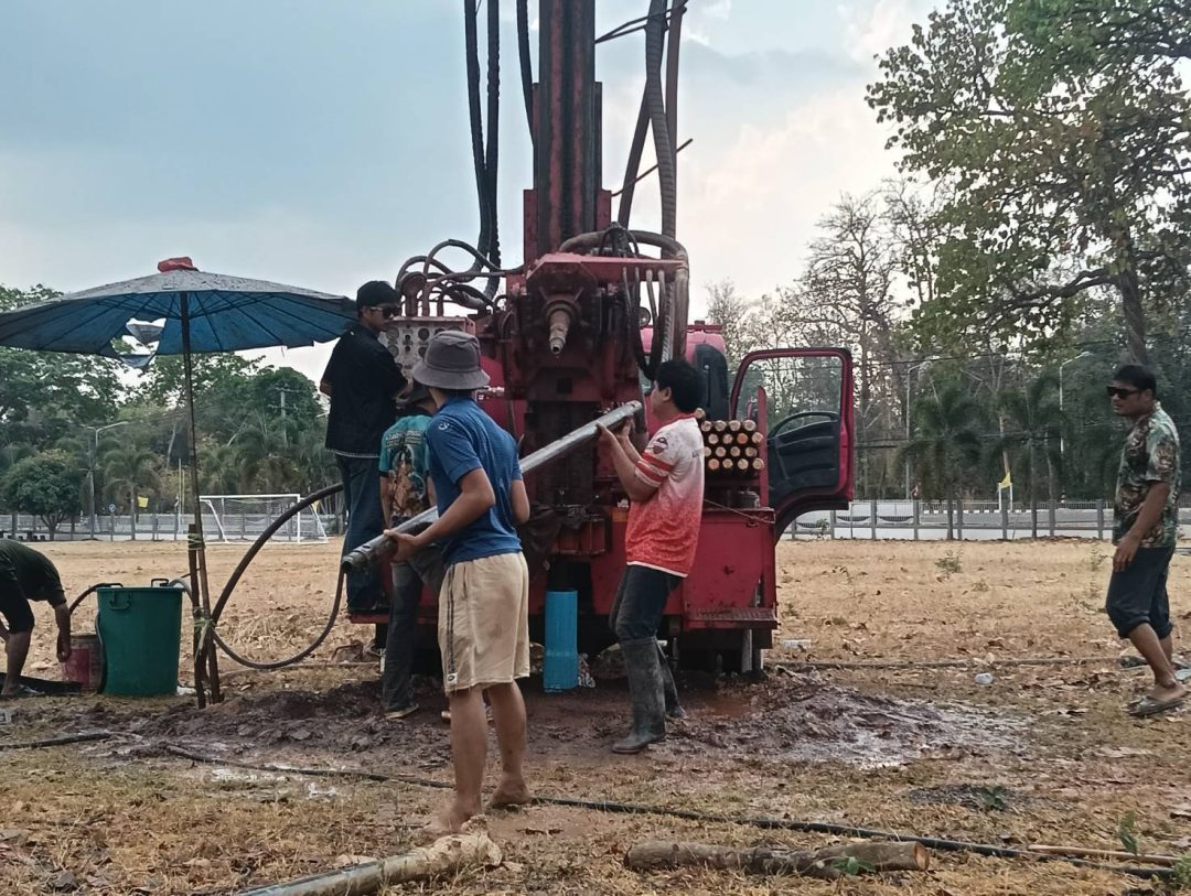 อบจ.สกลนคร เร่งเครื่องเจาะบ่อบาดาล แก้ไขปัญหาขาดแคลนน้ำให้โรงเรียนและชุมชนในพื้นที่ อ.ภูพาน