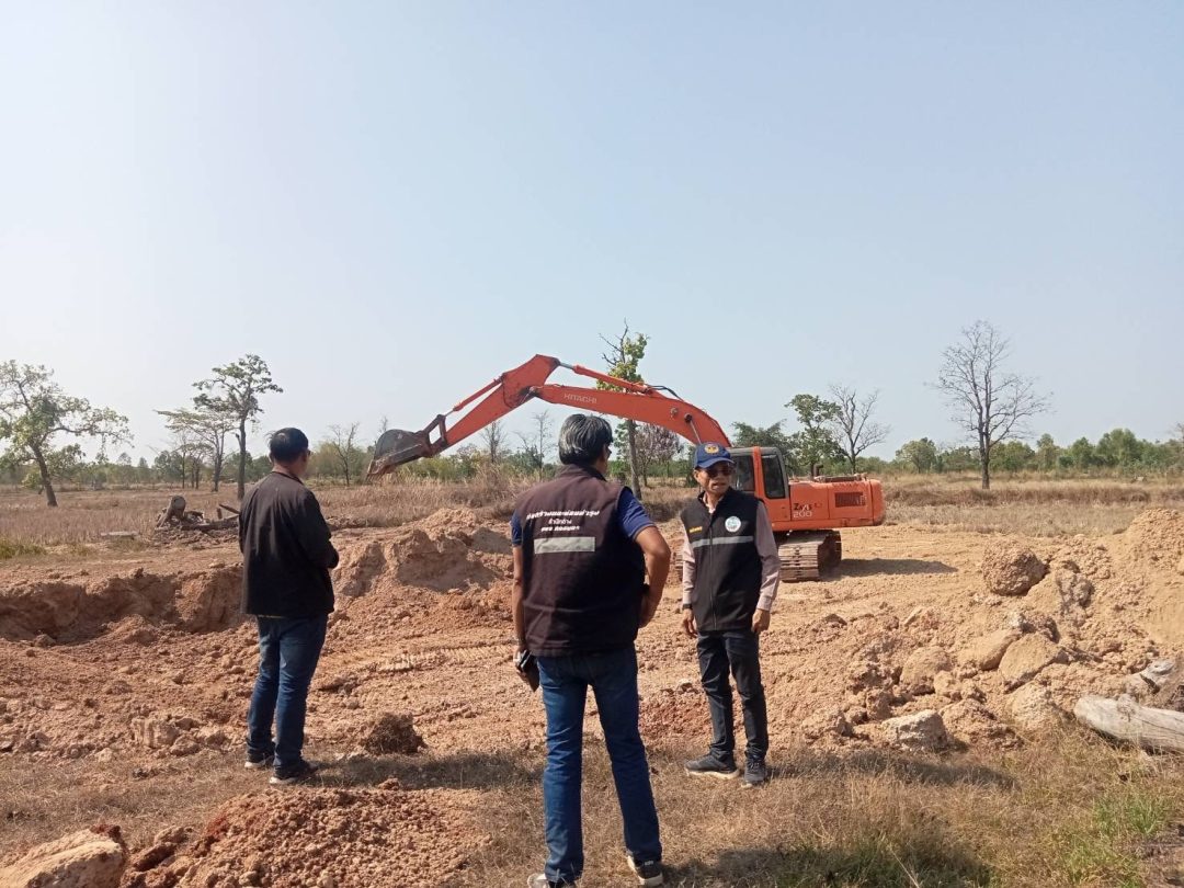 อบจ.สกลนคร สำนักช่าง นำเครื่องจักรกลออกปฏิบัติงานซ่อมแซมและปรับปรุงถนนลูกรัง บริเวณ สายวาริชภูมิ – บ้านขาว ตำบลหนองลาด อำเภอวาริชภูมิ จังหวัดสกลนคร