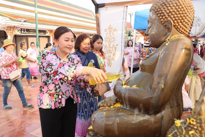 อบจ.สกลนคร ร่วมพิธีสรงน้ำพระแสนเมืองสกลนคร รดน้ำขอพรผู้สูงอายุ เนื่องในวันผู้สูงอายุแห่งชาติ ถวายผ้าอังสะหลวงพ่อพระองค์แสน ซึ่งประดิษฐานอยู่ภายในพระวิหาร สรงน้ำพระธาตุเชิงชุมที่ฮางฮด