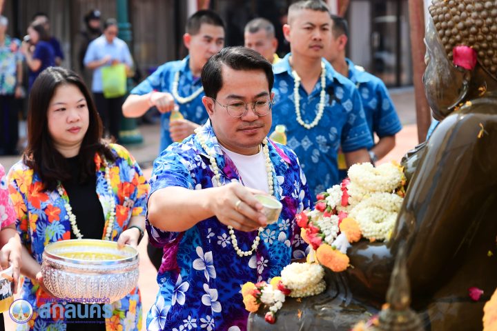 อบจ.สกลนคร ร่วมพิธีสรงน้ำขอพรพระมหาเถระ เนื่องในเทศกาลสงกรานต์ สืบสานประเพณีอันดีงามของชาวสกลนคร