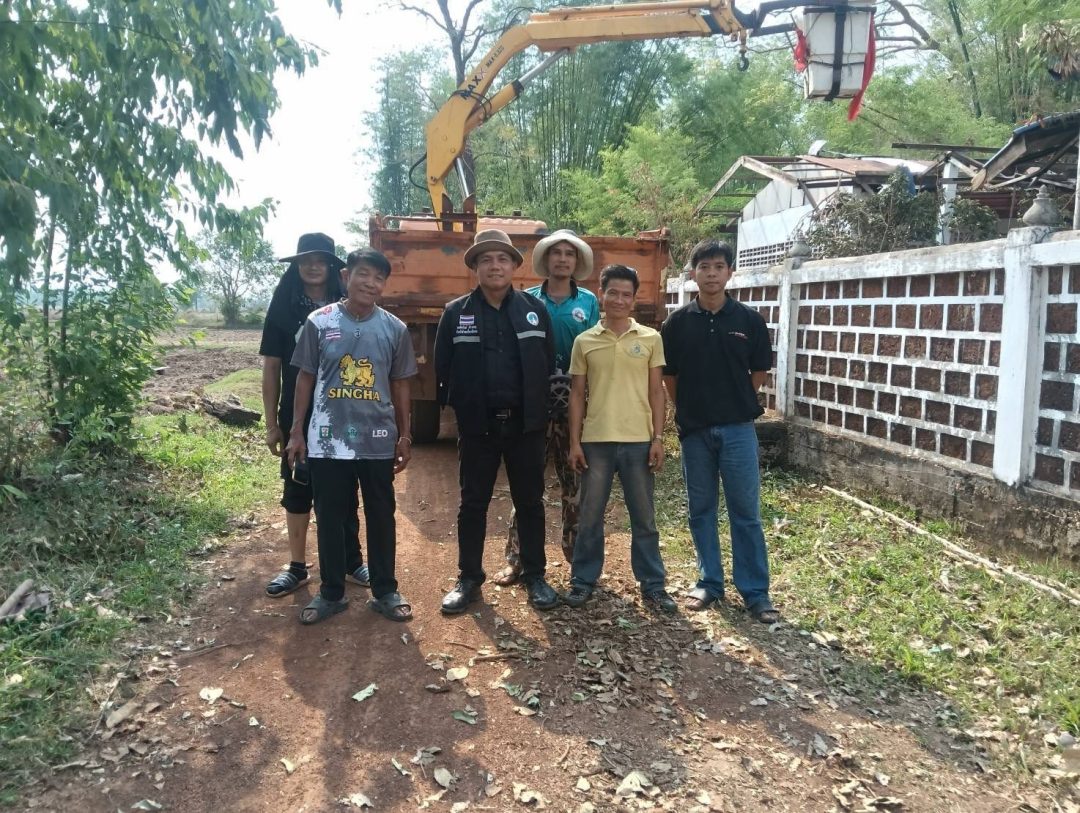 อบจ.สกลนคร นำเครื่องจักรออกปฏิบัติงานช่วยเหลือผู้ประสบภัยจากวาตภัย ตำบลนาเพียง อำเภอกุสุมาลย์ จังหวัดสกลนคร