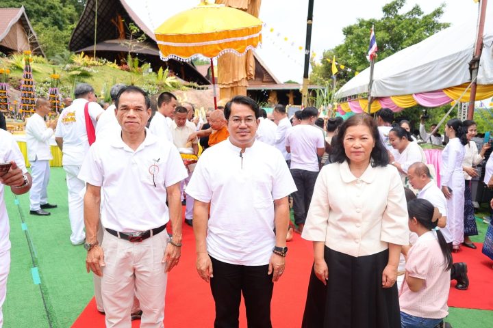 อบจ.สกลนคร ร่วมพิธีวางศิลาฤกษ์สร้างพิพิธภัณฑ์ศิลปะไม้แกะสลักวัดถ้ำผาแด่น มุ่งสร้างแลนด์มาร์คการท่องเที่ยวเชิงธรรมะและศิลปะระดับโลก