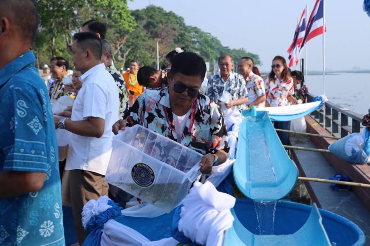 อบจ.สกลนคร ร่วมพิธีทำบุญตักบาตร และพิธีปล่อยปลา เนื่องในประเพณีสงกรานต์ จังหวัดสกลนคร ประจำปี 2569