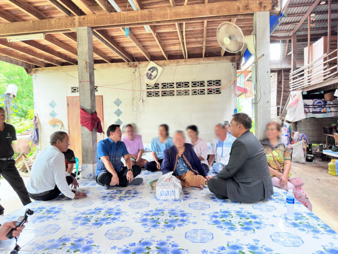 อบจ. สกลนคร ลงพื้นที่ตรวจสอบข้อเท็จจริงกรณีร้องเรียน ผอ.รพ.สต.ภูวงน้อย พร้อมให้กำลังใจผู้ได้รับผลกระทบ