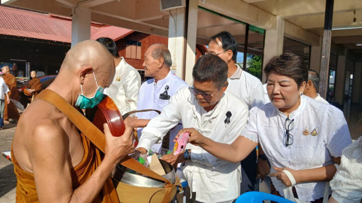 อบจ.สกลนคร ร่วมพิธีทำบุญตักบาตร เนื่องในเทศกาลวันวิสาขบูชา