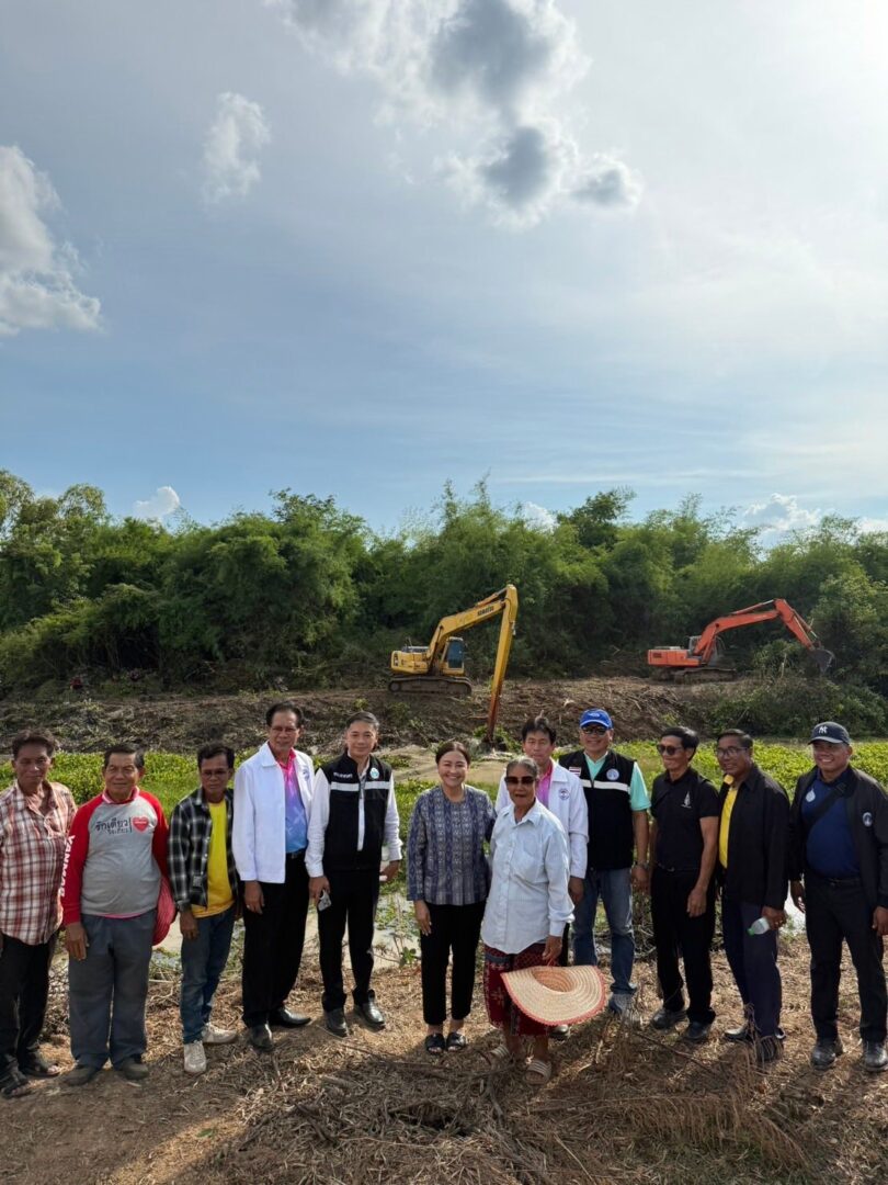 อบจ.สกลนคร ลงพื้นที่ติดตามและตรวจเยี่ยมการปฏิบัติงานของฝ่ายเครื่องจักรกล สำนักช่าง องค์การบริหารส่วนจังหวัดสกลนคร ในการนำเครื่องจักรกลดำเนินการขุดลอกลำห้วยอูนหลง ตำบลสว่าง อำเภอพรรณานิคม จังหวัดสกลนคร