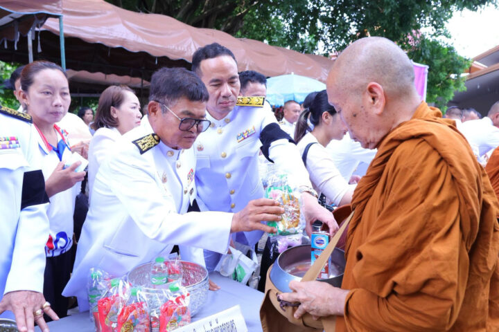 อบจ.สกลนครร่วมพิธีเจริญพระพุทธมนต์และทำบุญตักบาตรถวายพระพรราชกุศล เนื่องในโอกาสพระราชพิธีมหามงคลเฉลิมพระชนมพรรษา 4 รอบ สมเด็จพระนางเจ้าฯ
