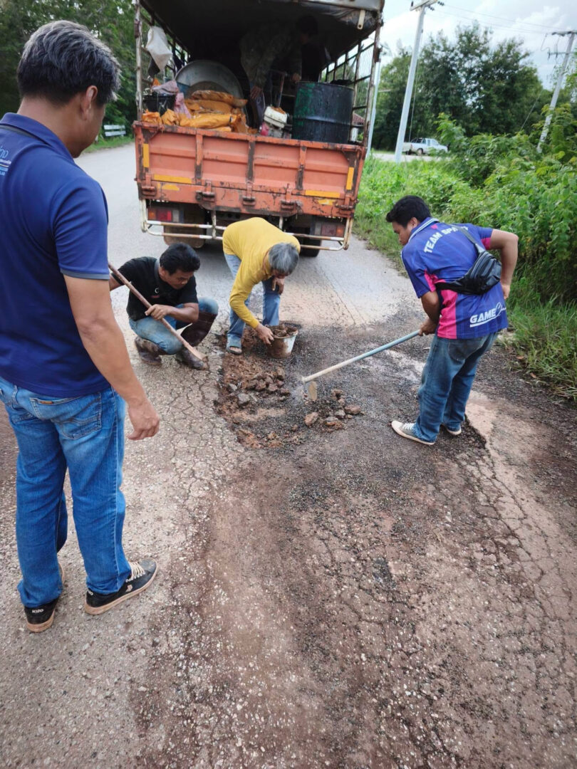 อบจ.สกลนคร ลงพื้นที่แก้ไขปัญหาถนนชำรุด เส้นทางสายบ้านอากาศ – บ้านหนองสามขา อำเภออากาศอำนวย เพื่อบรรเทาความเดือดร้อนของประชาชน