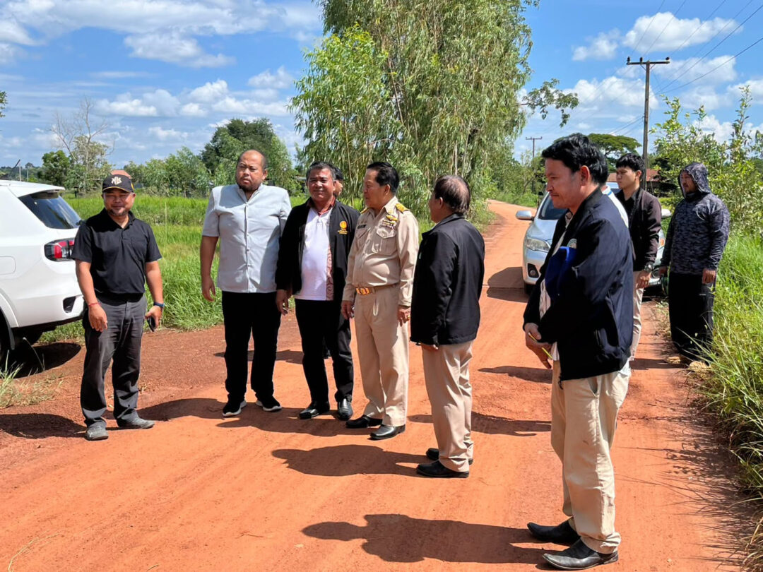 อบจ.สกลนคร ลงพื้นที่ติดตามโครงการงานก่อสร้างถนน พร้อมรับเรื่องร้องเรียน ตรวจสอบถนนชำรุดในพื้นที่ อ.พังโคน