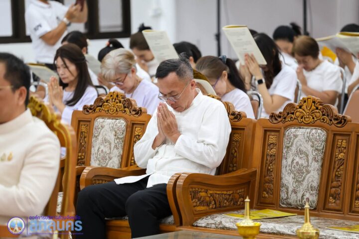 อบจ.สกลนคร ร่วมโครงการเข้าวัดปฏิบัติธรรม สวดมนต์ ทำวัตรเย็น เจริญจิตภาวนาทุกวันพระ นำสู่สกลนครเมืองแห่งความสุข