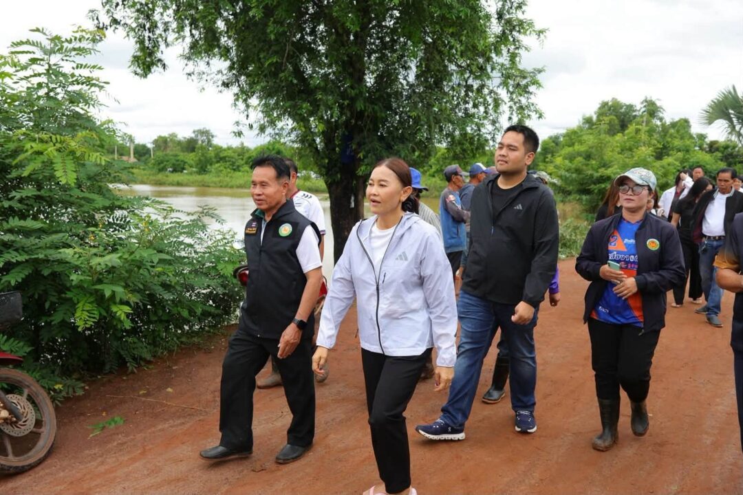 อบจ.สกลนคร ลงพื้นที่ติดตามสถานการณ์อุทกภัย พร้อมให้กำลังใจและมอบข้าวกล่องให้เจ้าหน้าที่และประชาชนในพื้นที่