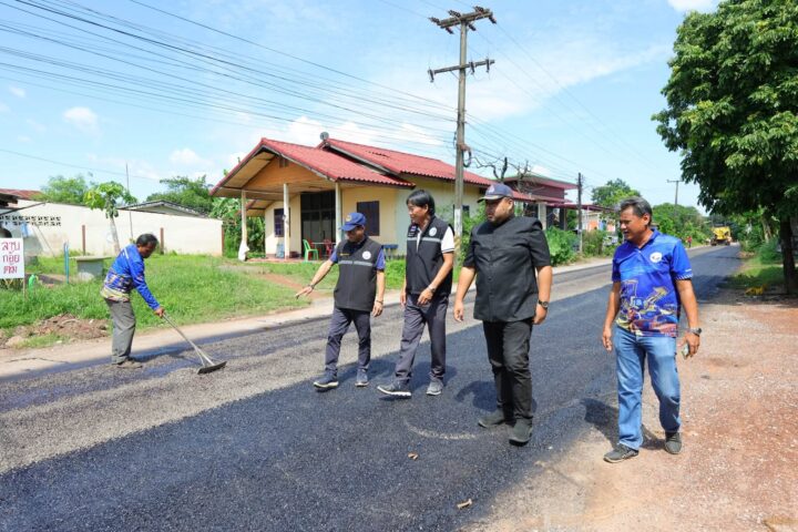 อบจ.สกลนคร ลงพื้นที่ตรวจติดตามการปรับปรุงซ่อมบำรุงและตัดหญ้าสองข้างทาง ถนนสาย สน.4073 อำเภอวานรนิวาส