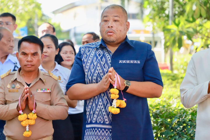 อบจ.สกลนคร ร่วมพิธีบวงสรวงสิ่งศักดิ์สิทธิ์และศาลพระภูมิ เพื่อความเป็นสิริมงคล ก่อนเปิดงานประเพณีแห่ปราสาทผึ้ง ประจำปี 2569