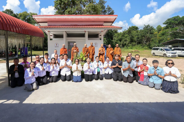 อบจ.สกลนคร ร่วมทำบุญวันสถาปนา รพ.สต.บ้านดงหลวง ครบรอบ 32 ปี พร้อมรับมอบร่องระบายน้ำ ห้องน้ำ ตู้อบสมุนไพร และเตียงนวดแผนไทย ยกระดับบริการสาธารณสุขชุมชน