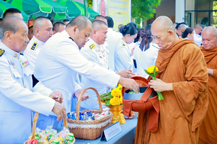 อบจ.สกลนคร ร่วมพิธีทำบุญตักบาตร เนื่องในวันที่ระลึกคล้ายวันสวรรคต พระบาทสมเด็จพระจอมเกล้าเจ้าอยู่หัว
