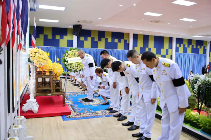 อบจ.สกลนคร เข้าร่วมพิธีวางพวงมาลาและถวายราชสดุดีถวายความเคารพเบื้องหน้าพระบรมฉายาลักษณ์ พระบาทสมเด็จพระบรมชนกาธิเบศร มหาภูมิพลอดุลยเดชมหาราช บรมนาถบพิตร เนื่องในวันนวมินทรมหาราช ประจำพุทธศักราช 2569